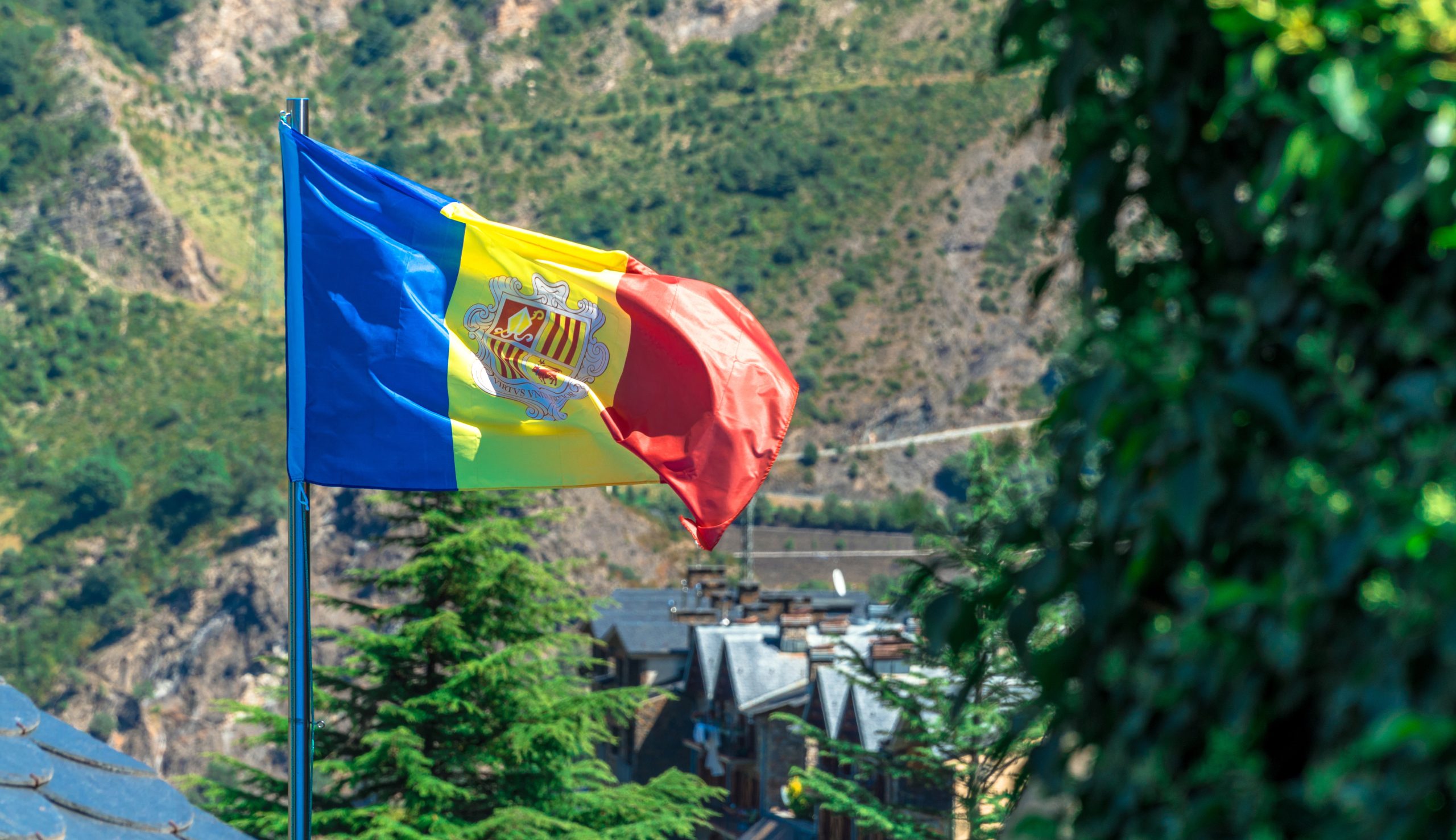 Drapeau de l'Andorre : principauté entre France et Espagne